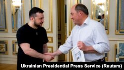 Президент України Володимир Зеленський і міністр оборони Великої Британії Бен Воллес (праворуч). Київ, 10 червня 2022 року