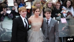 Эмма Уотсон с актерами Дэниелом Рэдклиффом и Рупертом Гринтом – двумя другими "звездами" фильмов о Гарри Поттере