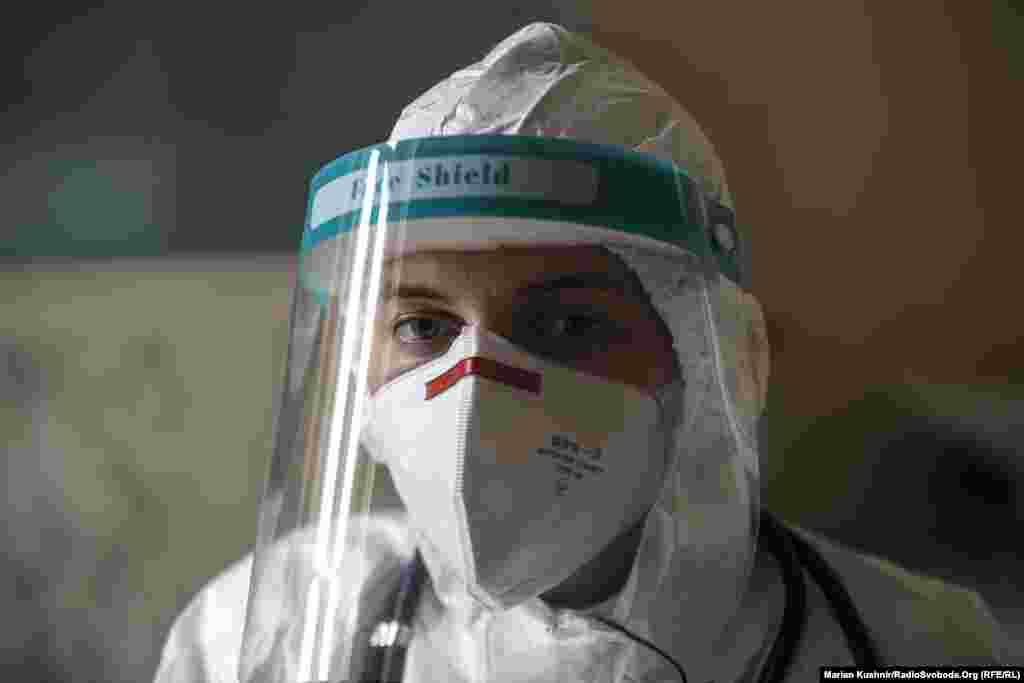 Вікторія Литківська працює в Овручцькій міській лікарні третій рік. Працює лікарем-інфекціоністом. Її завдання – обійти пацієнтів, проконтролювати їхній стан. З початку пандемії щодня бореться за здоров’я людей