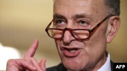 Демократи (на фото – лідер демократів у Сенаті США Чак Шумер) наполягають на виступі свідків у Сенаті, республіканці виступають проти цього