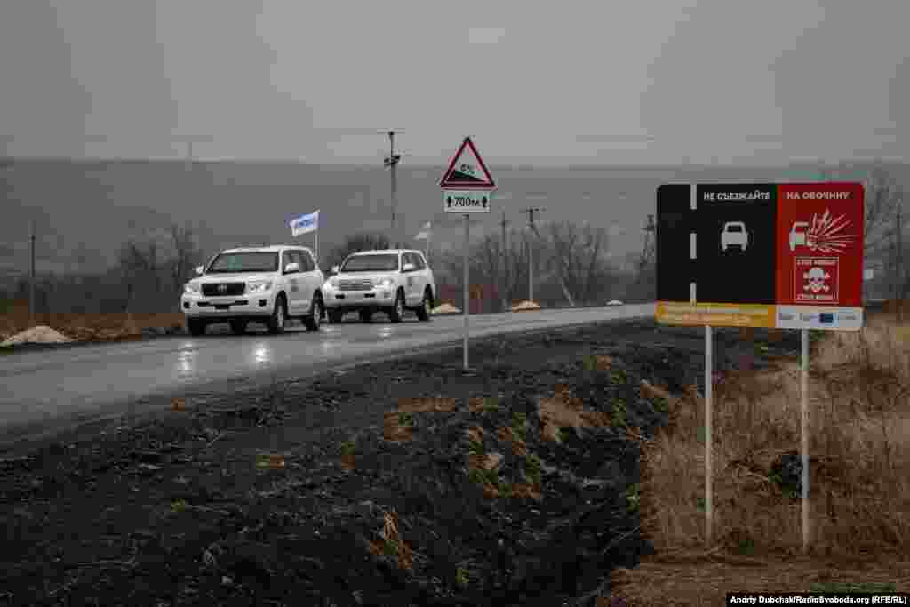 Дорогою між сторонами КПВВ «Золоте» зараз регулярно пересувається лише моніторингова місія ОБСЄ.