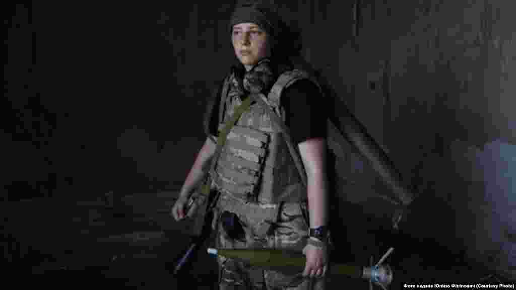 Юлія «Вега» Філіпович, «Правий сектор» / Українська добровольча армія: «Стріляти було неважко. Страху теж не було. Я не уявляла в цей момент ворога, не було перед очима живих людей. Навпаки, в уяві зринали ті, хто залишився за спиною, ці сотні скалічених життів. Я бачила ці домівки в Широкиному, розбиті, покинуті, з дитячими речами. І мене це мотивувало – хотілося захистити їх. Жалю якогось до ворога не було абсолютно. На війні жалість до ворога – це слабкість. Необхідність захищати українців була для мене вище від усіх інших емоцій».