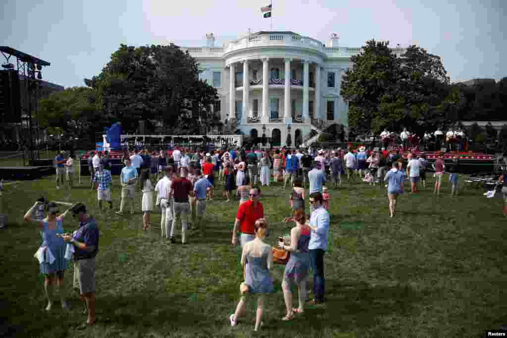 Люди чекають на прибуття президента США Дональда Трампа та американської першої леді Меланії Трамп на пікнік для військових сімей, які святкують День незалежності в Білому домі у Вашингтоні – столиці США