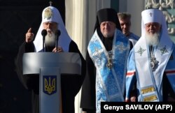 Глава УАПЦ, митрополит Київський і всієї України Макарій (праворуч) і глава УПЦ КП патріарх Київський і всієї Руси-України Філарет (ліворуч) під час молитовного заходу за томос для України. Київ, Софійська площа, 14 жовтня 2018 року