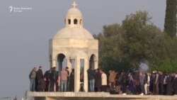 Sporna krstionica za sada ostaje na crnogorskoj obali Sporna krstionica za sada ostaje na crnogorskoj obali