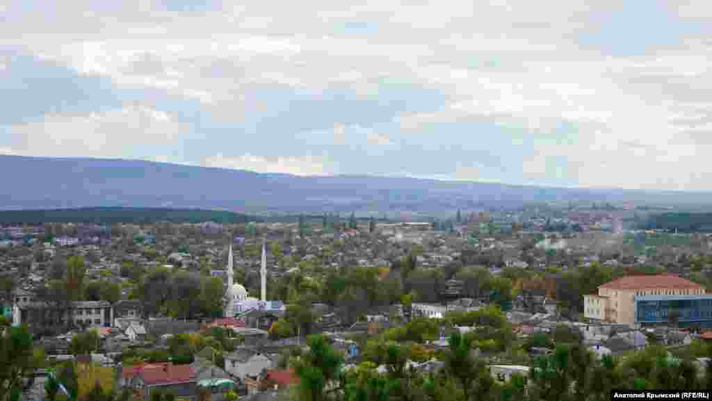 Вид на Белогорск со смотровой площадки на холме Дорт-Куль ( с крымскотатарского – четырехугольник)