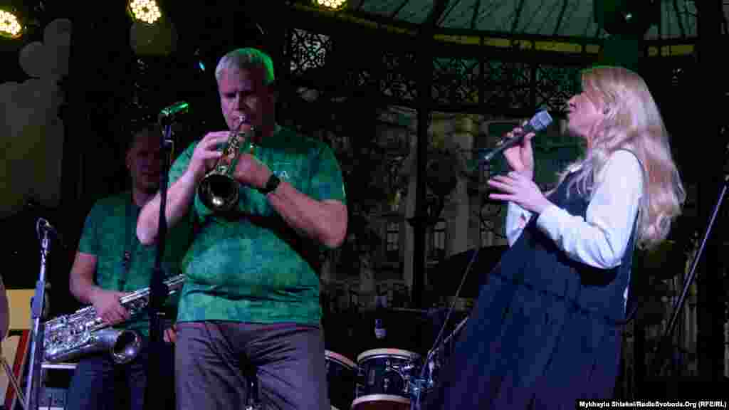 Українська джазова вокалістка Анастасія Букіна народилася в Одесі. На відкритті цього фестивалю вона виконала кілька пісень, зокрема відому «Teach Me Tonight»