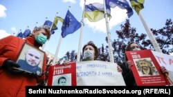 Рідні полонених і заручників Кремля на акції «Поговоріть з нами». Банкова, 21 травня 2020 року