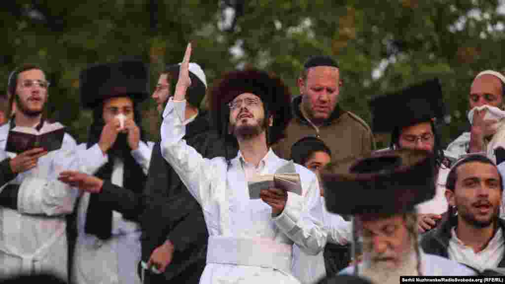 Тут усі читають Тору – Старий Завіт Біблії – здебільшого на івриті