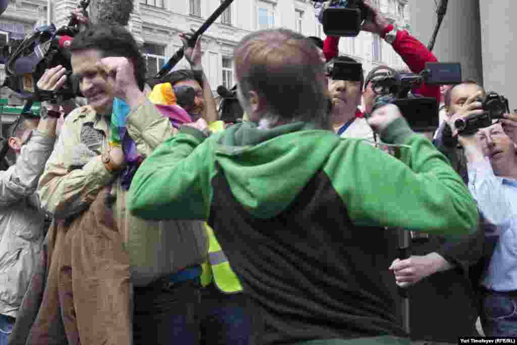 Нападают "блюстители нравственности"