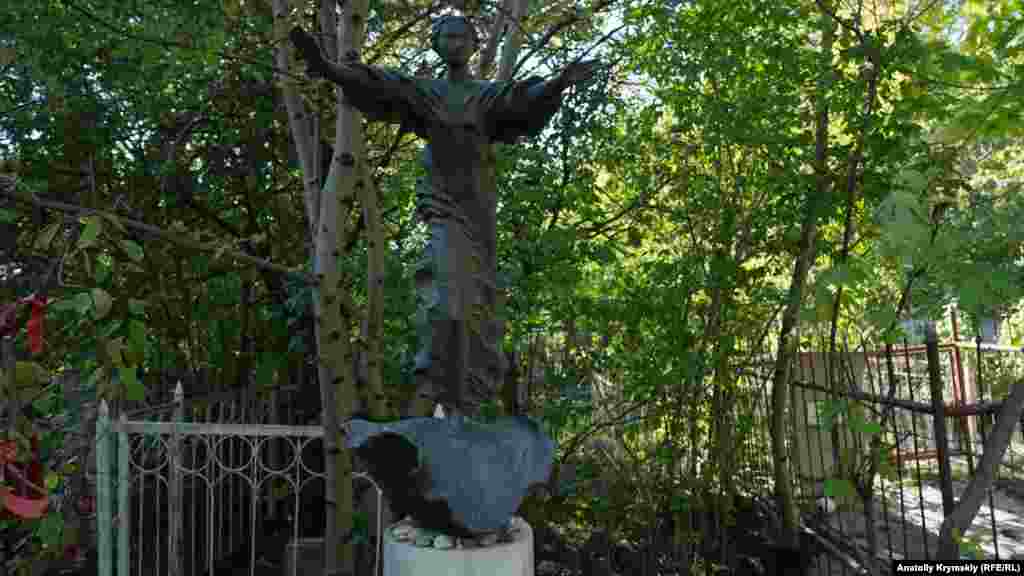 На городском кладбище Старого Крыма покоится прах русского писателя, автора известного романа «Бегущая по волнам» и повести-феерии «Алые паруса» Александра Грина (1880-1932). На его могиле в 1980 году установили скульптуру, изображающую Ассоль – главную героиню повести «Алые паруса»