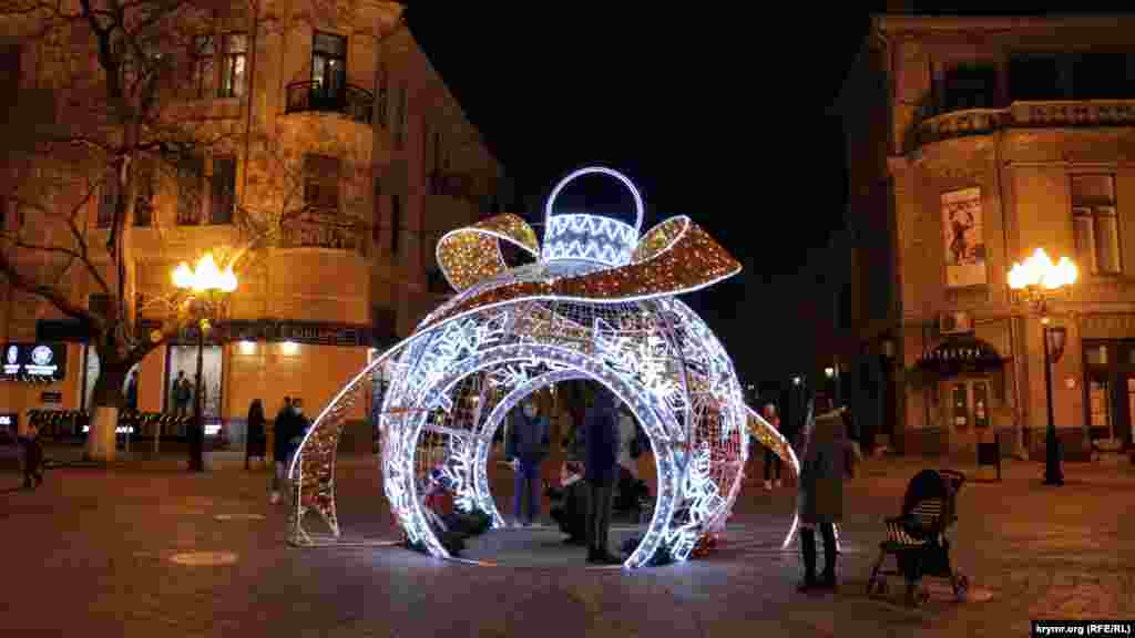Светящиеся украшения установленные в Симферополе  
