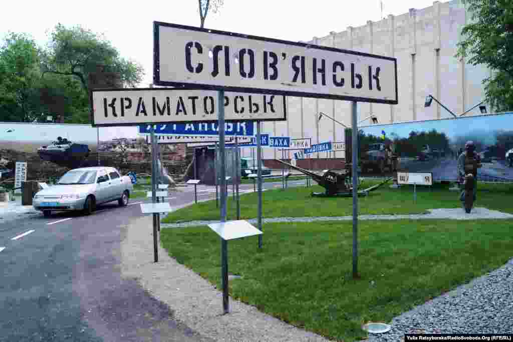 Вулична експозиція має назву «Дорогами Донбасу». За задумом музейників, відвідувачі мають пройти «шляхом, понівеченим війною». Вказівники з назвами знакових міст, розповідають гіди, розташовані в хронології – так, як відбувались бої за ці міста