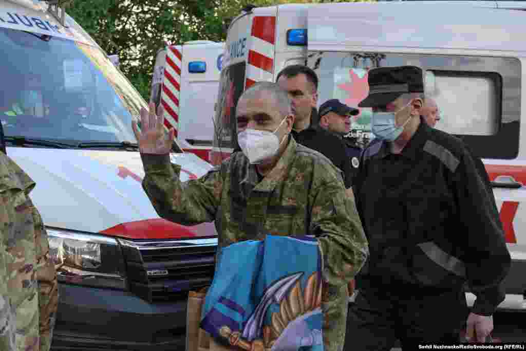 Звільнений з полону РФ український захисник.За словами президента України, з полону повернулися військові з різних складових Сил оборони та безпеки: Збройних сил, Національної гвардії, Державної прикордонної служби України, Державної спеціальної служби транспорту