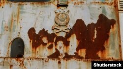 Герб СРСР на локомотиві в Чорнобильській зоні