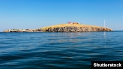 Остов вітроелектростанції (праворуч) на острові Зміїний