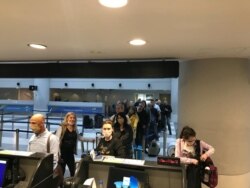 Українці у Бейрутському міжнародному аеропорті імені Рафіка Харірі. Фото надане Посольством України в Лівані