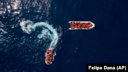 Мігрантів рятують біля узбережжя Лівії, звідки вони на переповнених надувних човнах намагаються дістатися Європи, 6 травня 2018 року