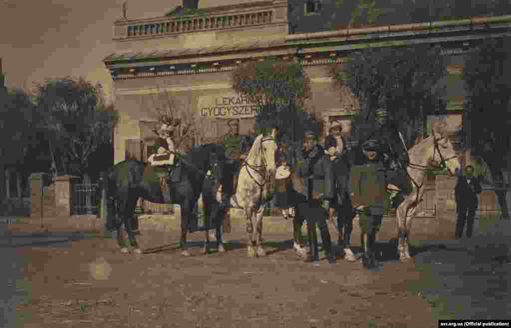 Попри це створення військової регулярної армії ЗУНР мало велике історичне значення, адже УГА не лише відновила українську військову традицію на землях Західної України, але й змогла популяризувати її. На фото: Сотник УГА Ріхард Ярий (по центру з топірцем в руці) та невідомі. Більше світлин можна переглянути на сайті Електронного архіву визвольного руху. 