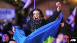 Дівчина з українським прапором... Одна із тисяч людей, які стоять на Майдані незалежності, вимагаючи від Януковича покарати винних у силовому розгоні Євромайдану, а також відновити курс на євроінтеграцію України. Київ. 2 грудня 2013 року