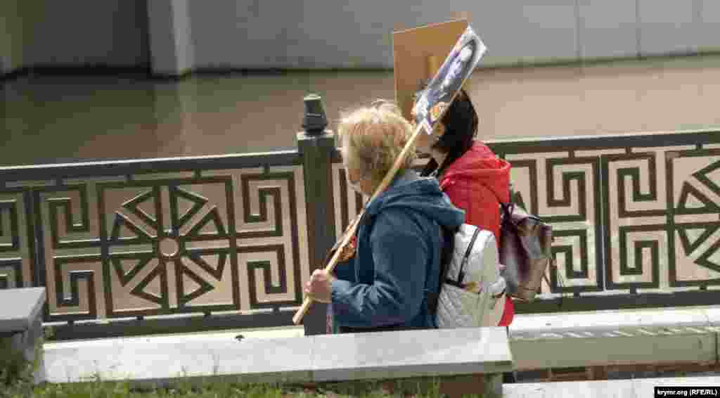 После возложения цветов люди фотографировались и пели песни о войне, в частности, рекомендованную российскими властями полуострова песню «День победы»