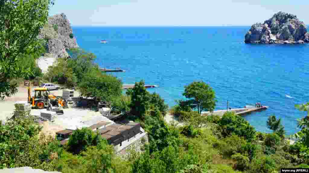 Стройки не обошли и пляж «Гуровские камни», за который долгие годы боролись поселок и администрация «Артека». «Артек» победил и, судя по последней информации, пускает местных жителей на пляж в последний раз. В следующем году такой возможности уже не будет