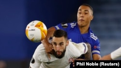 Захисник луганської команди Денис Фаворов (у білій формі) та його партнери спромоглися на реванш у протистоянні з АЕКом