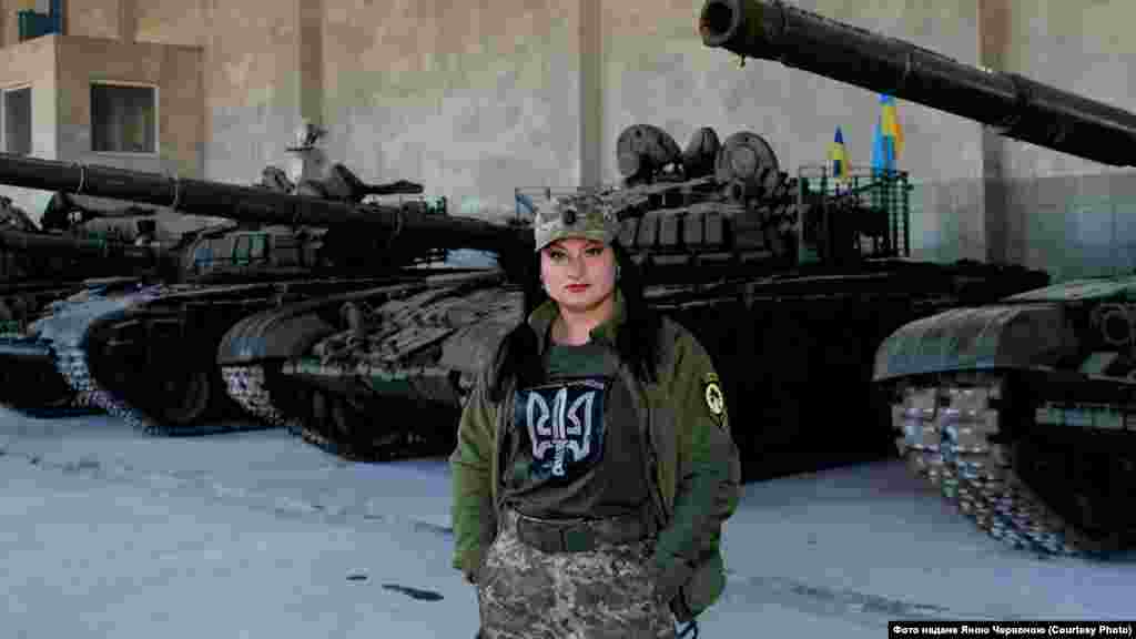 Яна Червона, 46-й окремий штурмовий батальйон «Донбас-Україна» (раніше – 54-а ОМБр): «Особливо страшно було почути вперше: «В нас 200-й». Саме я приймала цей сигнал. Потім друге повідомлення: «В нас 200-й». Ми не знали навіть, хто саме загинув, група тоді розбилася і хлопці втратили одне одного з виду. Потім іще одне таке повідомлення. І я сиділа й не знала, кого вже немає в живих, а хто повернувся в бліндаж... Далі повідомлення в ефірі стали уривчастими, з криками, і взагалі неможливо було зрозуміти, що там відбувається».  