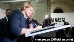 За словами міністра освіти і науки Лілії Гриневич, жестова мова є однією з найуживаніших в Україні