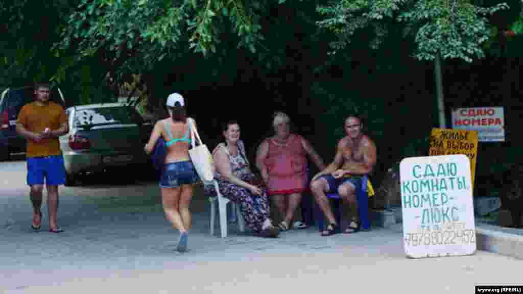 Местные жители предлагают гостям поселка различное жилье. Есть даже комнаты люкс с Wi-Fi