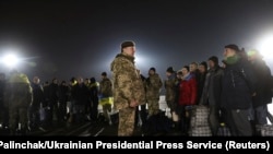 Президент Петро Порошенко під час зустрічі громадян, звільнених з полону бойовиків, 27 грудня 2017 року