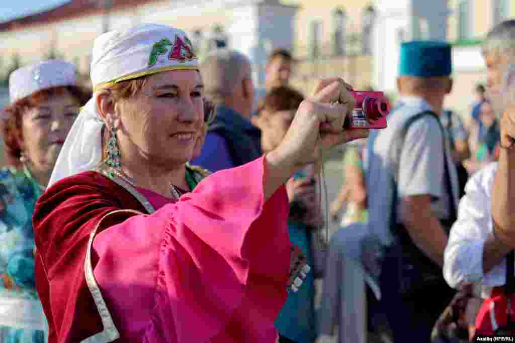 Кемдер башка ансамбльләр вәкилләрен фотога төшерде 