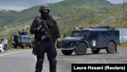 Співробітник силових структур Косова поблизу кордону з Сербією
