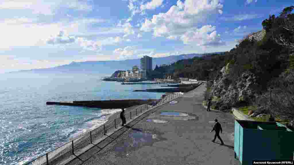 Вдали в сизой дымке видны очертания соседней Ялты