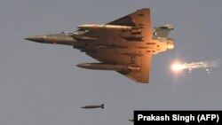 Истребитель Mirage-2000 ВВС Индии сбрасывает бомбы во время демонстрации огневой мощи на полигоне в штате Раджастхан, 16 февраля 2019 года