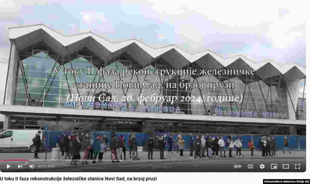 Ulaz na Železničku stanicu u Novom Sadu u toku rekonstrukcije u Fazi 2. Print screen videa postavljenog u martu 2024, a snimak je iz 20. februara te godine,  s naloga Infrastruktura železnice Srbije.