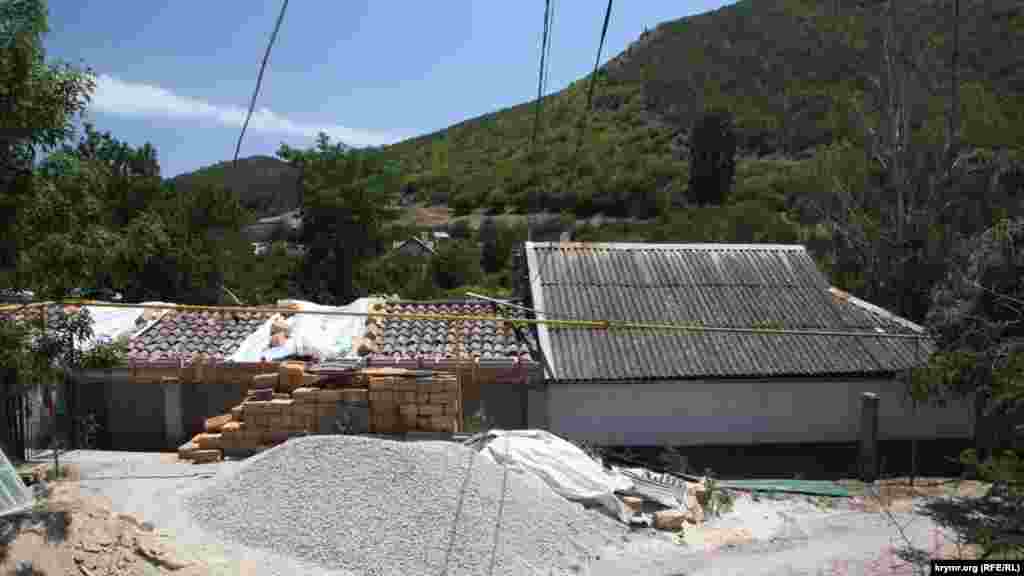 В поселке немало строек. Этот дом, например, покрыт пленкой с логотипами «Сбербанка»