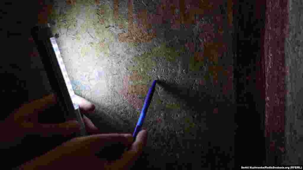 Малюнки в середньовіччі майже не підписували, але в Софії Київській є малюнок, який автор підписав. Це «Малюнок качки» над ним надпис «псах Петро», тобто писав Петро, і вказаний  рік написання «1076». Як зазначає науковець, в цьому написі ми бачимо притаманні українській мові «О». Про українську мову в період України-Русі читайте в публікації: «Населення Київської держави розмовляло староукраїнською мовою – історик»