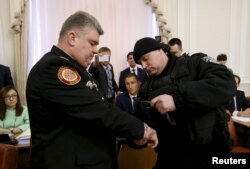 Сергій Бочковський (ліворуч) під час затримання, Київ, березень 2015 року