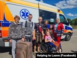 "Helping to Leave" безкоштовно вивозить людей з окупованих територій та допомагає, зокрема, з доступом до медичних послуг