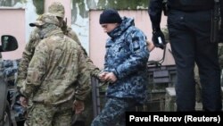 Украинского военнослужащего выводят из здания суда в Симферополе, ноябрь 2018 год