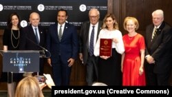 Фонд пам'яті жертв комунізму (VOC) нагородив український народ премією за «мужню боротьбу за свободу та проти агресивної війни Росії». Голова фонду Едвін Фельнер вручив її першій леді України Олені Зеленській. Вашингтон, 19 липня 2022 року