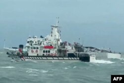 Судно береговой охраны Тайваня (на переднем плане) и судно Береговой охраны Китая (на заднем плане) в водах у островов Мацзу в Тайване, во время китайских учений по отработке блокады острова