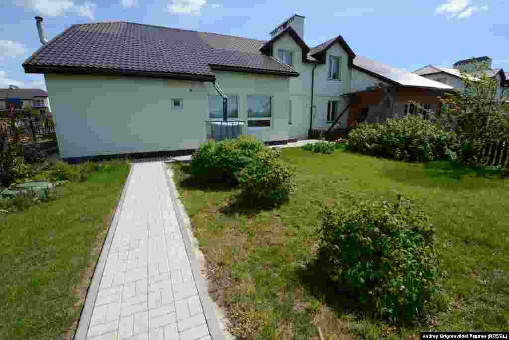 На задних дворах небольшие приусадебные участки. Аккуратные, как и сам посёлок. 