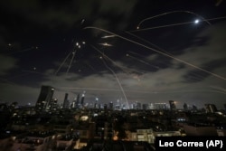 Огонь израильских ПВО для перехвата ракет во время иранской атаки на Тель-Авив 15 июня