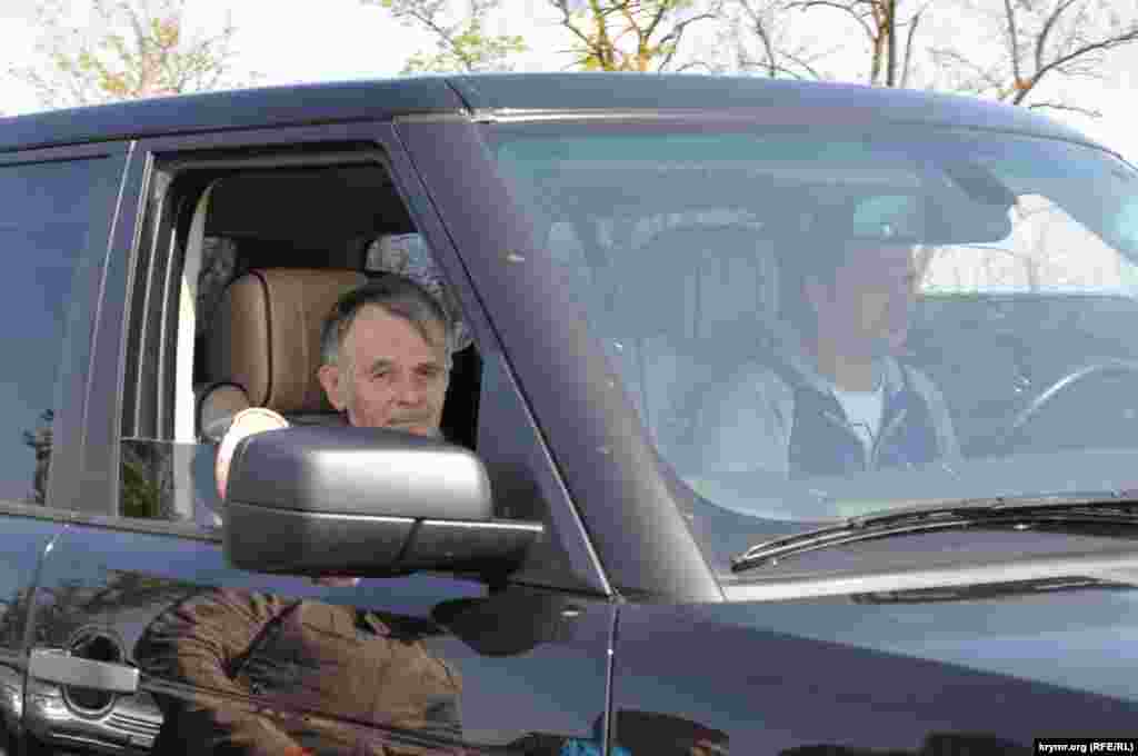 Эмине Джеппар, ныне первый заместитель министра иностранных дел Украины, была участницей тех событий. По ее воспоминаниям, в тот день шесть лет назад среди крымских татар быстро разнеслась информация о том, что Мустафу Джемилева не пропустили в Крым в аэропорту Шереметьево (Москва, Россия).  Стало известно, что лидер крымскотатарского народа будет ехать через автомобильный пункт пропуска на админгранице с Херсонской областью. Тогда, по словам Джеппар, крымские татары приняли решение ехать к админгранице