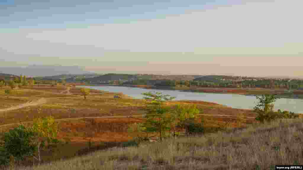 Продолжающаяся аномальная засуха «сжала» водохранилище почти до речной ширины