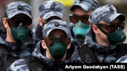 Бійці Національної гвардії Росії в Москві в захисних масках проти COVID-19