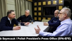 Зліва направо: президенти Польщі Анджей Дуда, Литви Гітанас Науседа, Естонії Алар Каріс та Латвії Егілс Левітс у потягу на шляху до Києва, Україна, 12 квітня 2022 року 