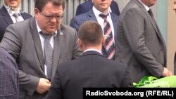 Богдан Львов і помічник із подарунком